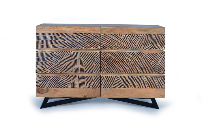 GINER Y COLOMER Commode 6 tiroirs en acacia avec pattes en métal, finition naturelle et décor sculpté main, L125 x P40 x H86 cm